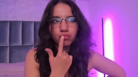 hollypeach_ online show from 02/26/26, 07:46