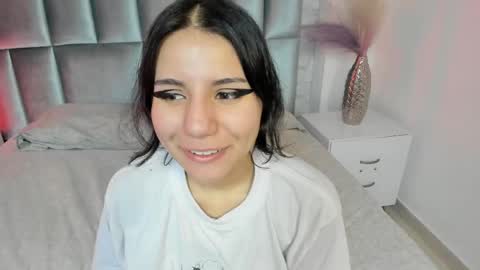 Snapshot of hollypeach_ chatting on 04/29/26, 07:31 hollypeach_ online show from 04/29/26, 07:31