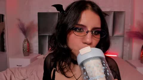 Snapshot of hollypeach_ chatting on 05/05/26, 12:07 hollypeach_ online show from 05/05/26, 12:07