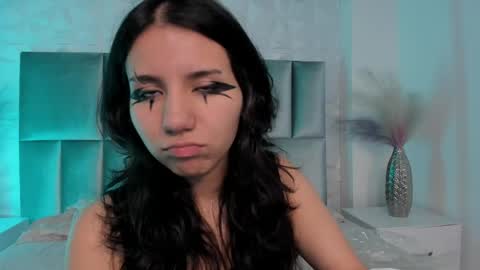 Snapshot of hollypeach_ chatting on 05/19/26, 08:04 hollypeach_ online show from 05/19/26, 08:04