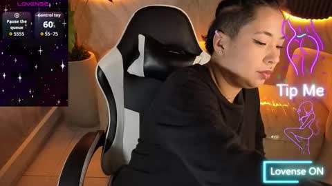 Holly  online show from 11/20/25, 01:11