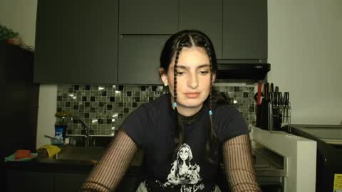 hollyshit_ online show from 04/17/26, 11:52