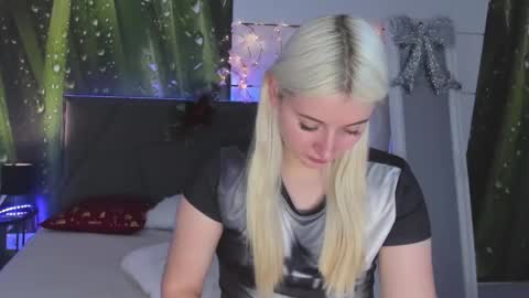 HollyTaillor online show from 12/22/25, 06:32