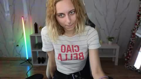 Snapshot of hollyy_pollyyyy chatting on 07/19/26, 03:54 Polly online show from 07/19/26, 03:54