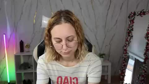 Snapshot of hollyy_pollyyyy chatting on 07/31/26, 02:22 Polly online show from 07/31/26, 02:22