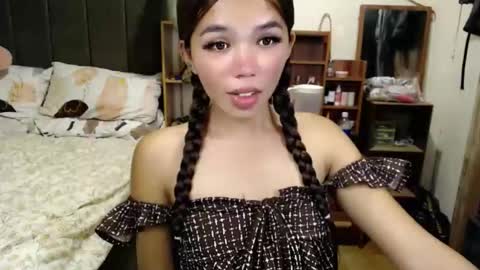 Snapshot of holy_molly1 chatting on 05/05/26, 01:24 holy_molly1 online show from 05/05/26, 01:24