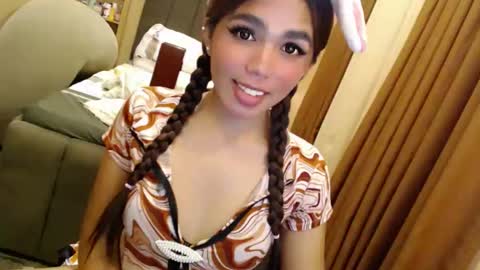 Snapshot of holy_molly1 chatting on 06/03/26, 04:23 holy_molly1 online show from 06/03/26, 04:23