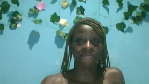 Snapshot of honey_bug2 chatting on 09/16/25, 07:04 Queen online show from 09/16/25, 07:04