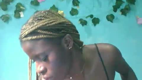 Snapshot of honey_bug2 chatting on 09/17/25, 10:06 Queen online show from 09/17/25, 10:06