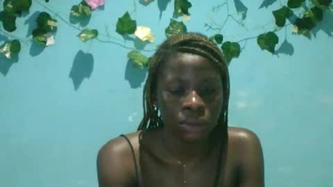 Snapshot of honey_bug2 chatting on 09/20/25, 05:36 Queen online show from 09/20/25, 05:36