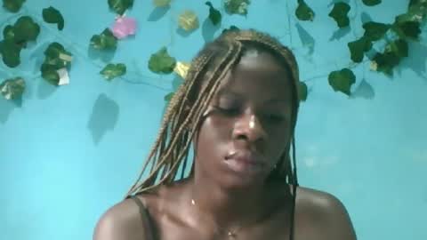 Snapshot of honey_bug2 chatting on 09/21/25, 06:15 Queen online show from 09/21/25, 06:15