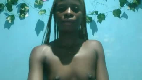 Snapshot of honey_bug2 chatting on 09/28/25, 01:11 Queen online show from 09/28/25, 01:11