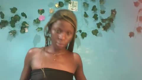 Snapshot of honey_bug2 chatting on 09/30/25, 08:08 Queen online show from 09/30/25, 08:08