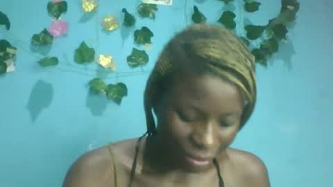 Snapshot of honey_bug2 chatting on 10/03/25, 09:56 Queen online show from 10/03/25, 09:56