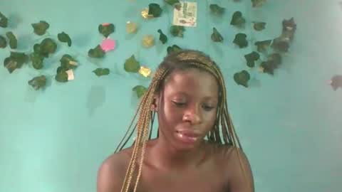 Snapshot of honey_bug2 chatting on 10/06/25, 09:07 Queen online show from 10/06/25, 09:07