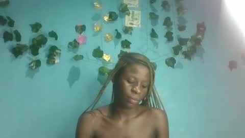 Snapshot of honey_bug2 chatting on 10/06/25, 09:23 Queen online show from 10/06/25, 09:23