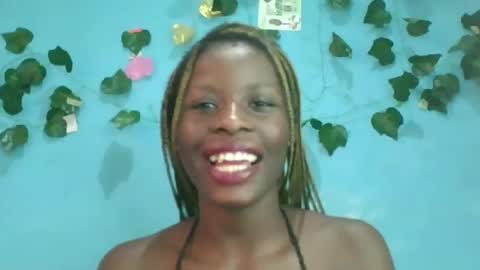 Snapshot of honey_bug2 chatting on 10/08/25, 09:29 Queen online show from 10/08/25, 09:29