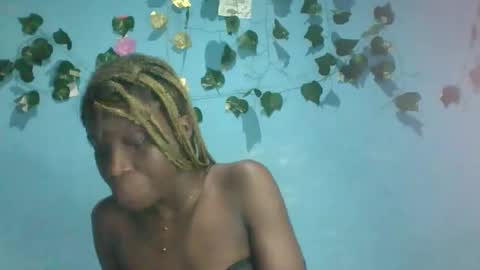 Snapshot of honey_bug2 chatting on 10/15/25, 09:04 Queen online show from 10/15/25, 09:04