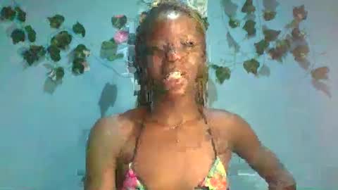 Snapshot of honey_bug2 chatting on 10/17/25, 10:45 Queen online show from 10/17/25, 10:45