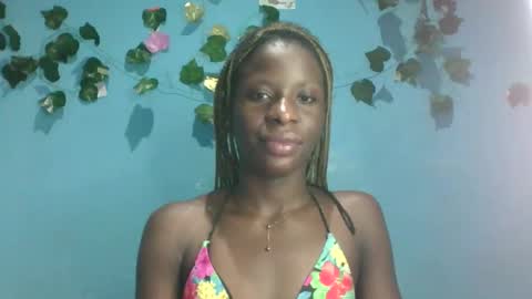 Snapshot of honey_bug2 chatting on 10/19/25, 01:17 Queen online show from 10/19/25, 01:17