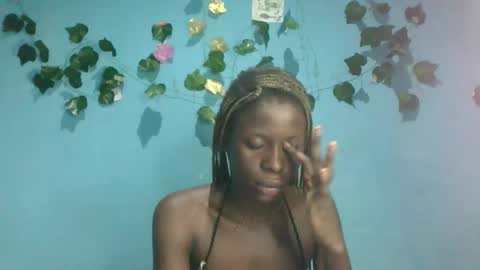 Snapshot of honey_bug2 chatting on 10/20/25, 03:29 Queen online show from 10/20/25, 03:29