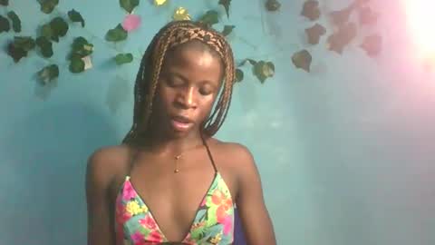 Snapshot of honey_bug2 chatting on 11/08/25, 12:44 Queen online show from 11/08/25, 12:44