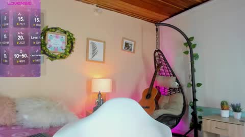 Snapshot of honey_fox01 chatting on 03/07/25, 02:15 HONEY online show from 03/07/25, 02:15