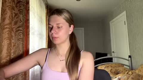 Snapshot of honeyaskren chatting on 06/17/26, 11:12 Klara online show from 06/17/26, 11:12