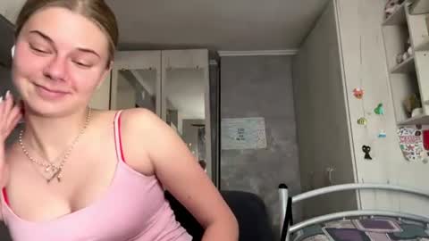 Snapshot of honeyaskren chatting on 07/12/26, 12:51 Klara online show from 07/12/26, 12:51