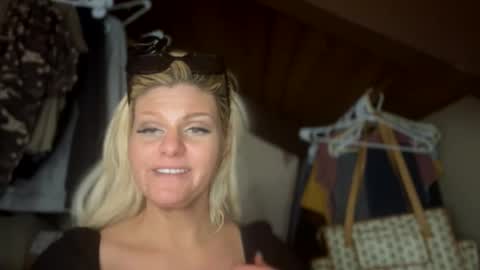 Snapshot of honeybuhnny chatting on 02/22/26, 02:34 honeybuhnny online show from 02/22/26, 02:34