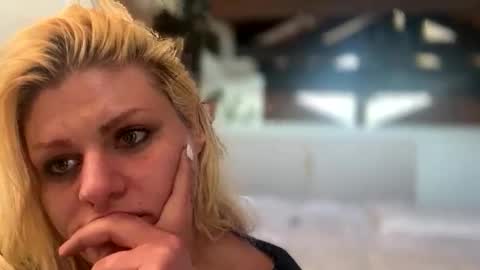 Snapshot of honeybuhnny chatting on 02/25/26, 12:53 honeybuhnny online show from 02/25/26, 12:53