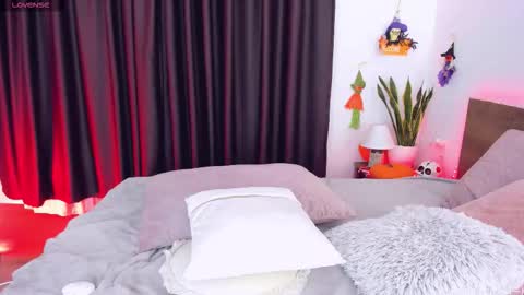 HoneyCarrol online show from 10/27/25, 04:11