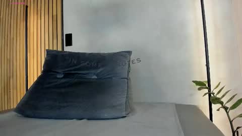 Sofia independent model online show from 12/19/25, 11:39