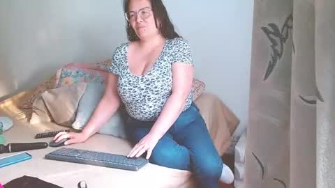 Snapshot of honeyhotpaty chatting on 12/12/24, 09:58 sofia online show from 12/12/24, 09:58