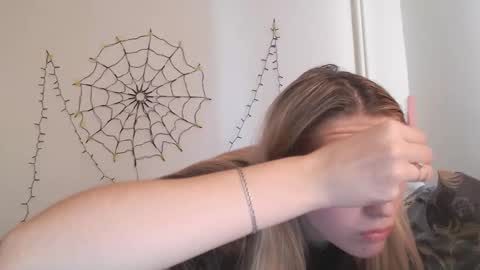 honeyveil online show from 11/19/25, 01:11