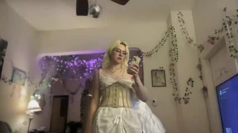 Emi Rose online show from 11/18/25, 04:39