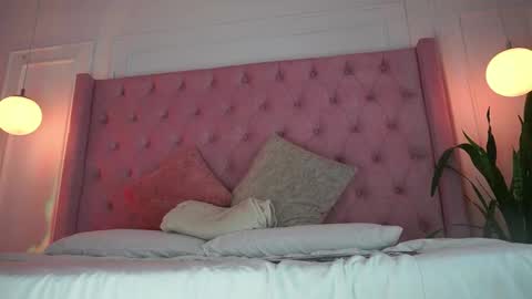 Honey Moon  Help me to reach 100 thumbs up online show from 04/15/26, 07:32