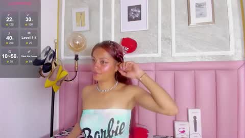 Snapshot of hoollyhendrix chatting on 02/17/26, 08:59 holly online show from 02/17/26, 08:59