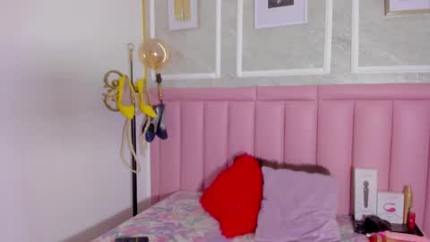 Snapshot of hoollyhendrix chatting on 02/24/26, 09:24 holly online show from 02/24/26, 09:24