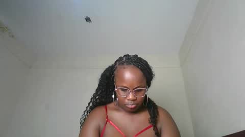 Snapshot of horny_sexxy_babe chatting on 02/18/26, 12:12 Lucy online show from 02/18/26, 12:12