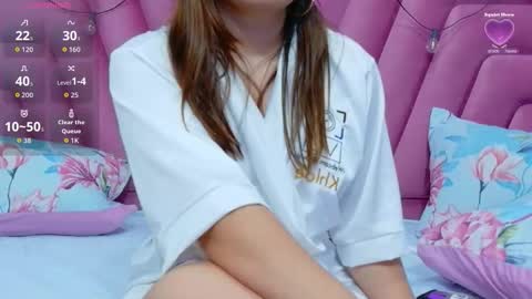 Snapshot of hornybarelylegalgirl chatting on 02/13/26, 12:12 Khloe online show from 02/13/26, 12:12