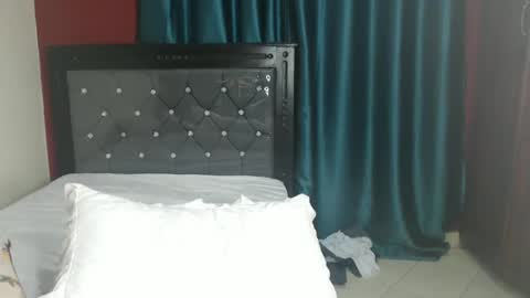 Snapshot of hornybella4 chatting on 12/19/24, 08:23 Bella online show from 12/19/24, 08:23