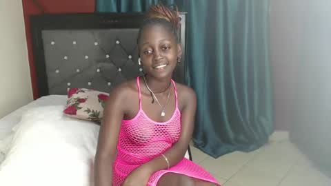 Snapshot of hornybella4 chatting on 01/12/25, 10:12 Bella online show from 01/12/25, 10:12