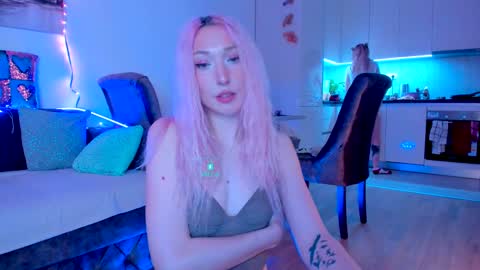 Snapshot of hornybunnys chatting on 12/15/24, 07:10 Alex and Rosie online show from 12/15/24, 07:10