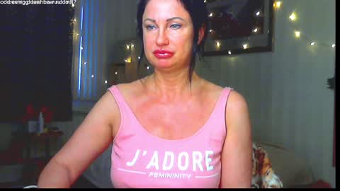 Snapshot of hornymommy69_ chatting on 01/11/25, 01:01 Monica online show from 01/11/25, 01:01