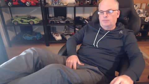 Snapshot of hornynthick70 chatting on 12/20/24, 01:03 hornynthick70 online show from 12/20/24, 01:03