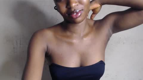 Snapshot of hornyslut_xx chatting on 05/09/26, 04:34 Bella online show from 05/09/26, 04:34