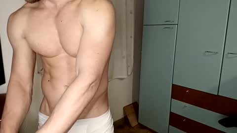 hot_italianboy online show from 10/31/25, 12:00