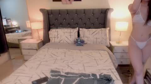 Snapshot of hot_laureen chatting on 01/26/25, 07:21 lyn online show from 01/26/25, 07:21