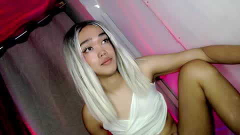 hot_moma69 online show from 05/05/26, 12:13